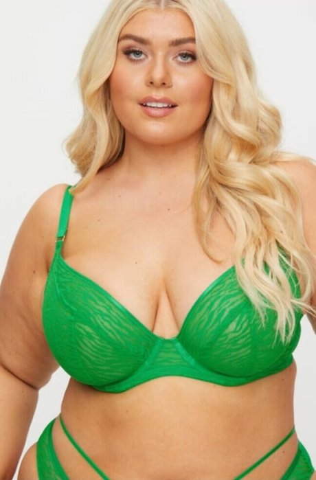 Izzy Nicholls star sexy photo