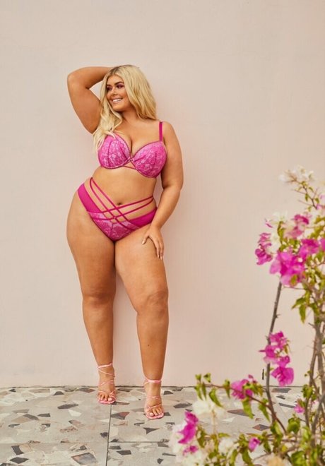 Izzy Nicholls pornstar exclusive image