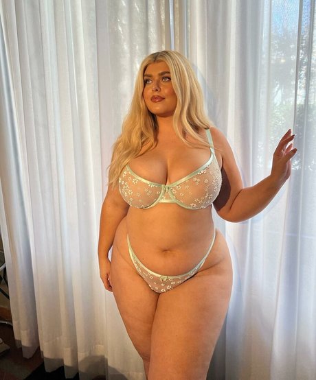 Miss Honey Mia nude pornstar archive