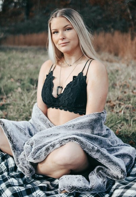 Hannah Bourque hot actress images