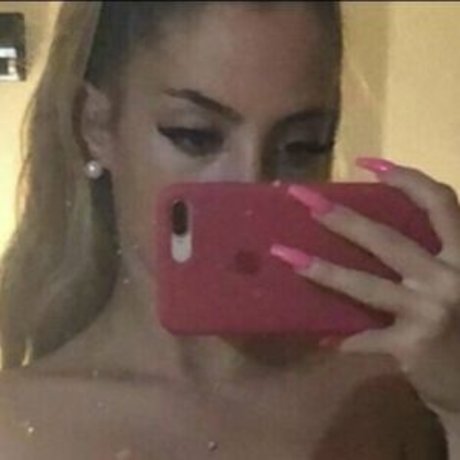 lauraonlyfree model pretty pics