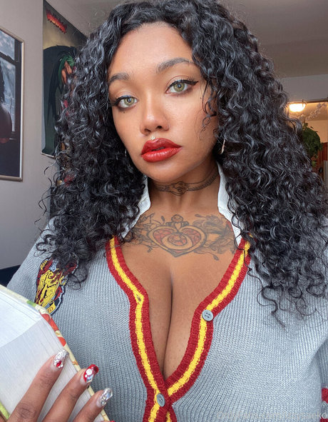 izzysaeko art star pic