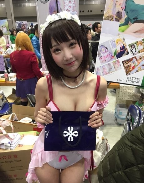 SeeU Cosplay star beautiful picture