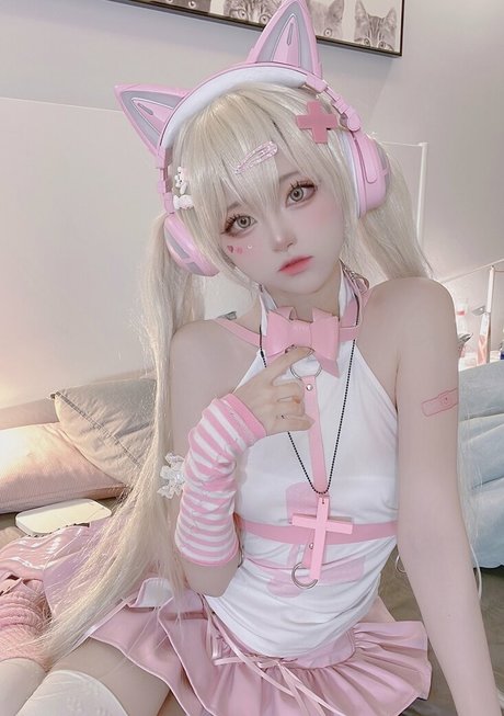 SeeU Cosplay nice model image