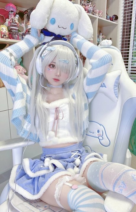 SeeU Cosplay beautiful model images