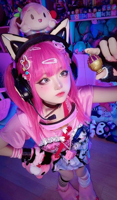 SeeU Cosplay nude star pictures