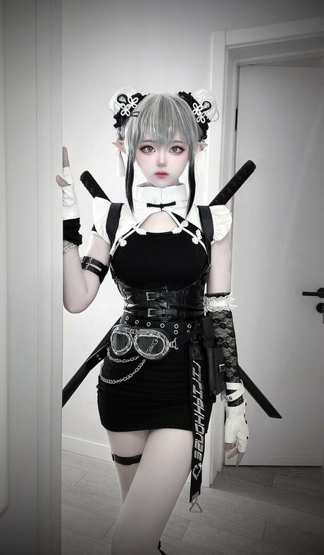 SeeU Cosplay model sex pic