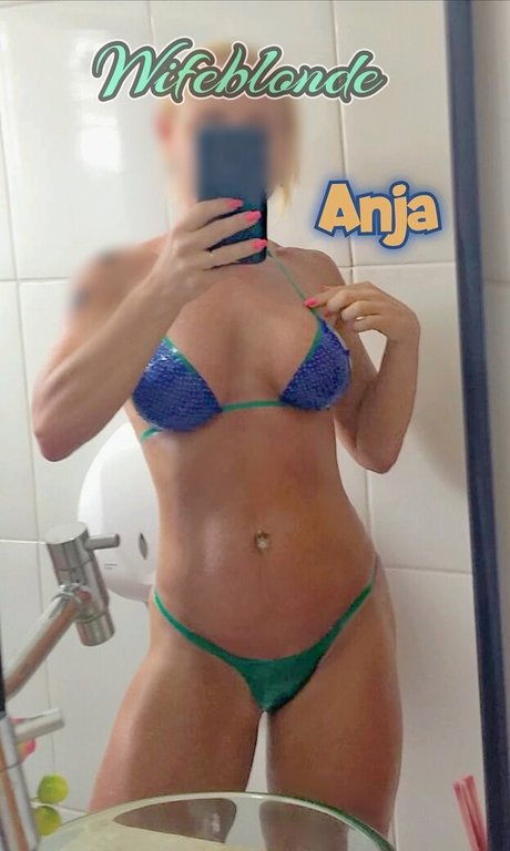 Wifeblonde naked actress photos