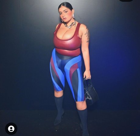 chippynonstopof model top picture