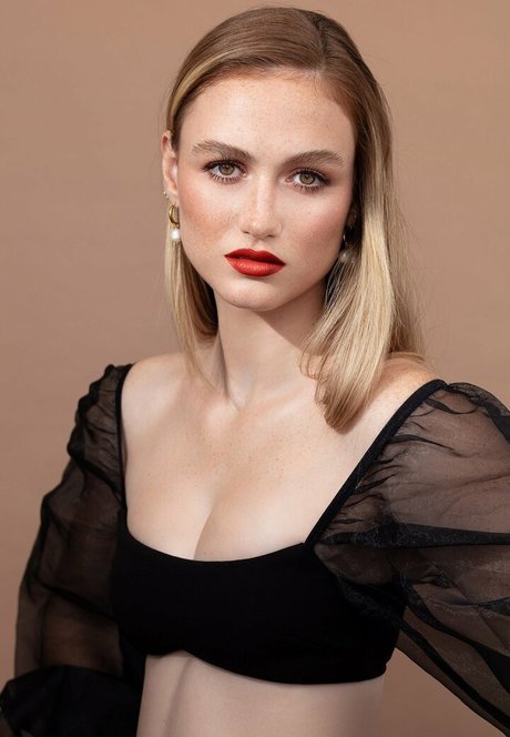 Madison Lintz model high quality photo