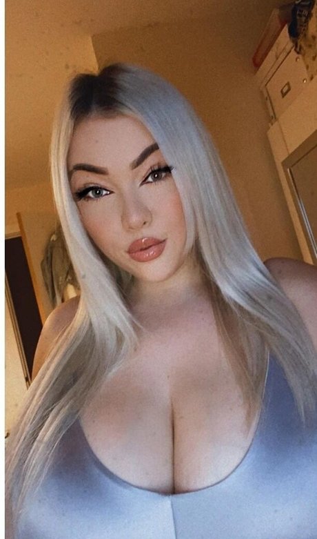 Kendall Rowan model naked pic