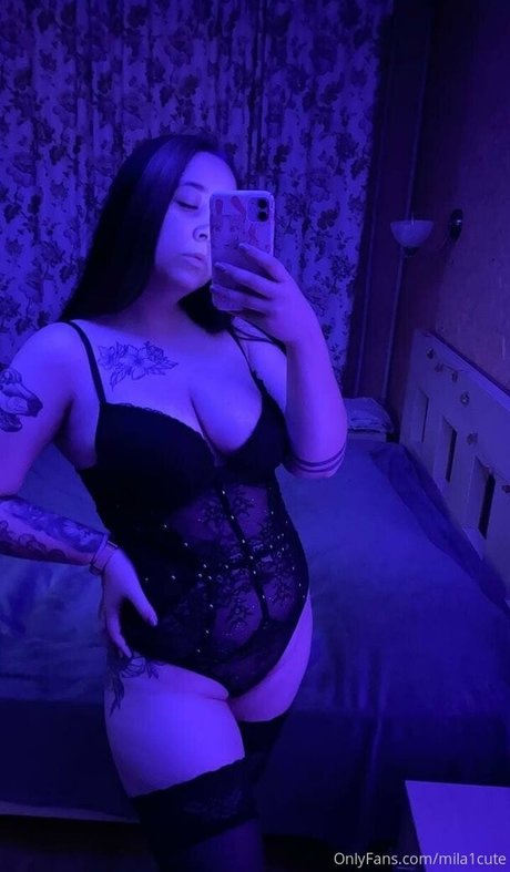 mila1cute naked model images