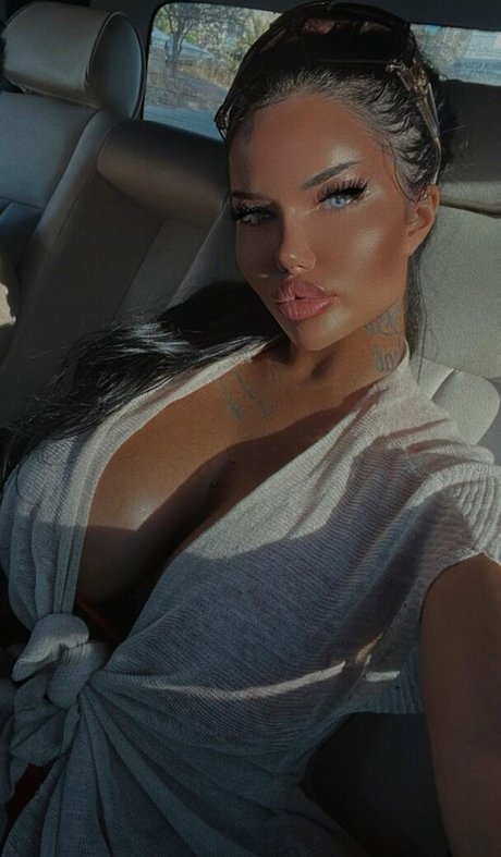 enisesudeofficial actress gallery