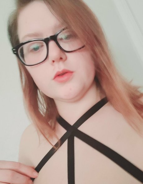 elizabethlily19 naked model image