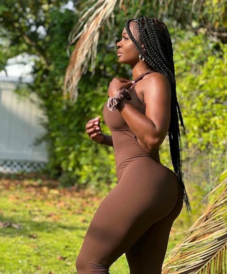 Babeth Lando porn model pictures