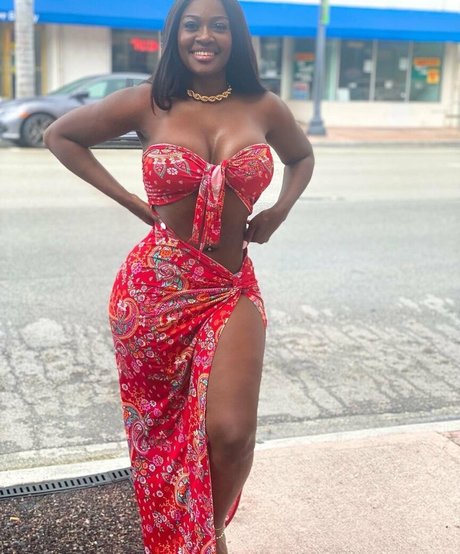 Babeth Lando nice model picture