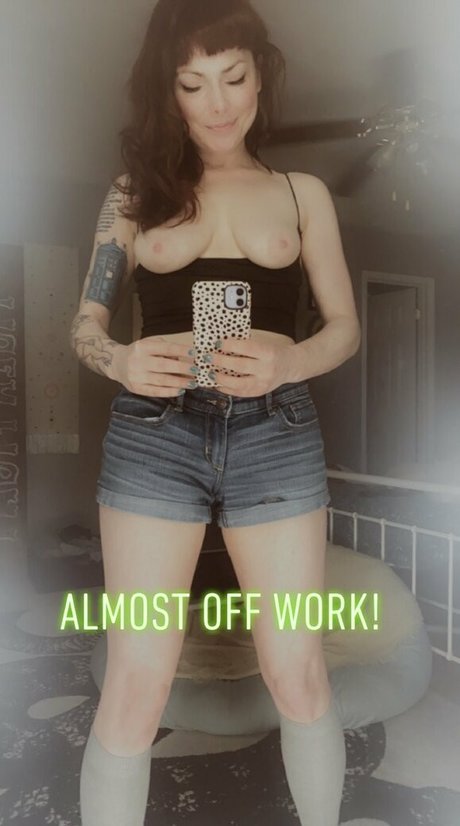 raebygirl model top image