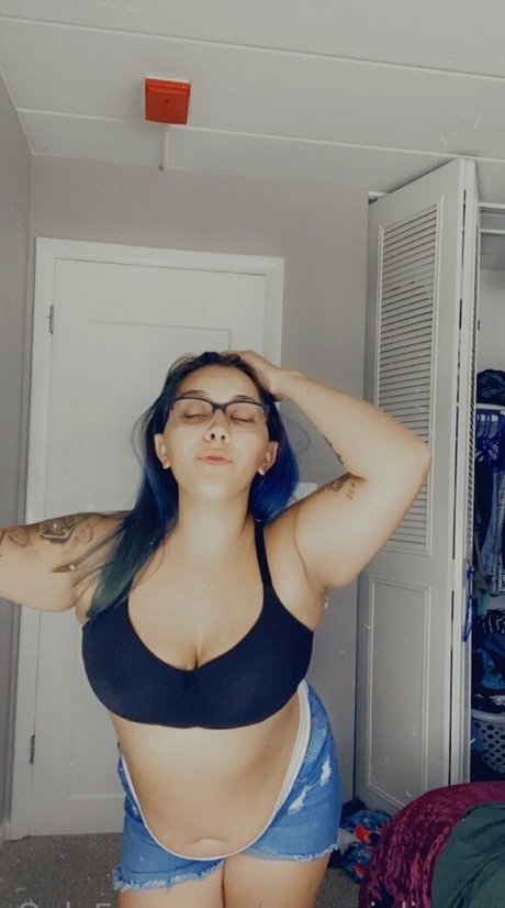 queenjuliaoxx erotic model pic