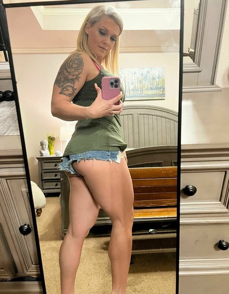 sadieandrews model top photo