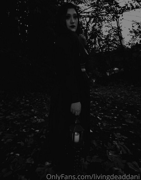 livingdeaddani pretty actress galleries