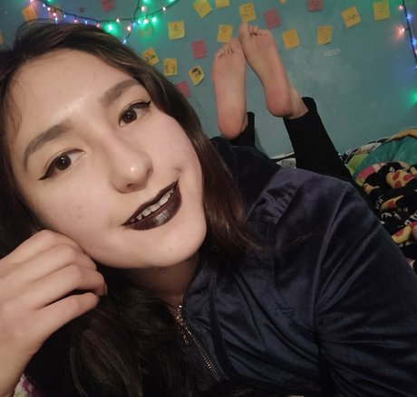 thawniefeet model top picture