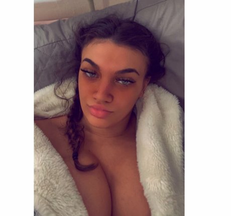 Chloe Ann Whitham nude model image