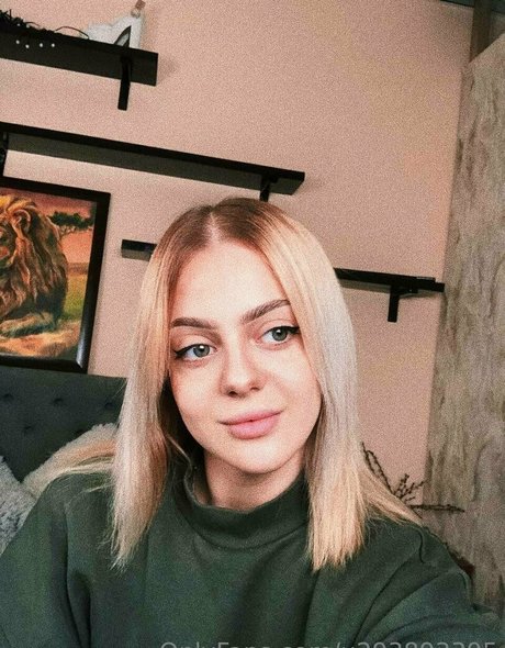 viktoria red pornographic model image