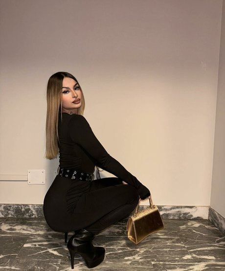 aliih hx pornstar high quality photos