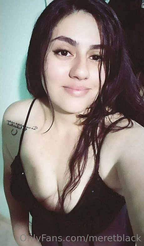 meretblack top actress pics