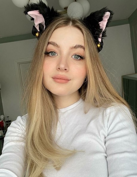 DushessIness actress gallery