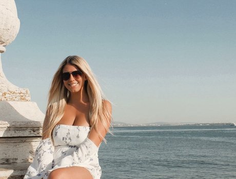 Noelle Starr adult model pics