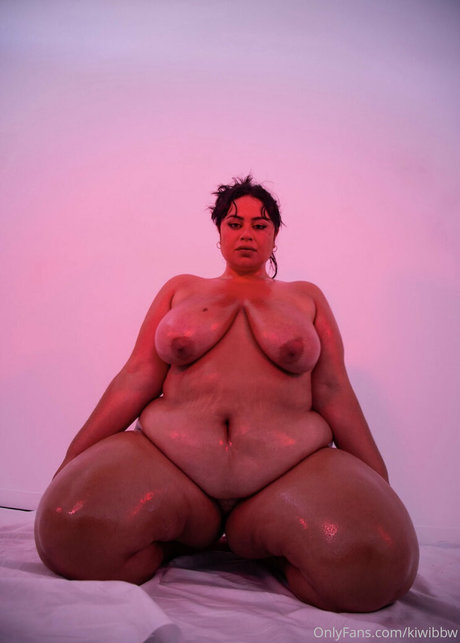 kiwibbw model nude picture
