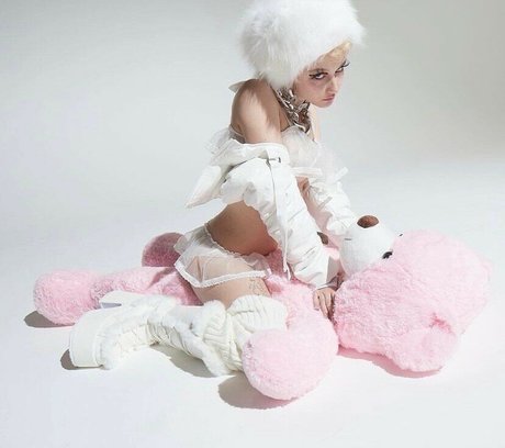 Chloe Moriondo xxx model image