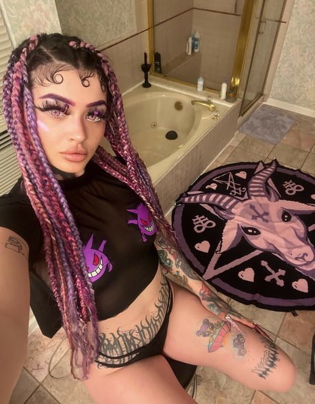 MiniTruckMommy pornographic model image