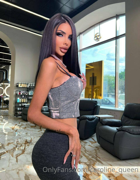 Caroline Queen star erotic photo