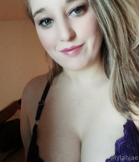 mylahjae nude model picture