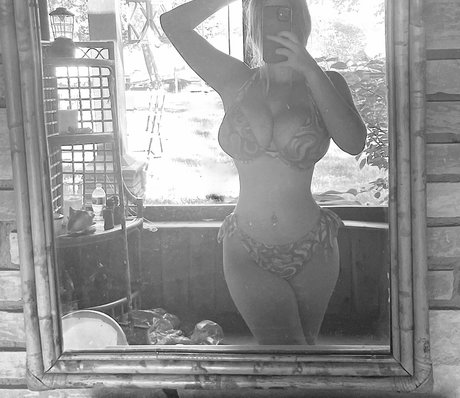 mature wife onlyfans erotic photos