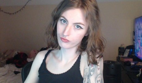 littledeadfairy naked model picture