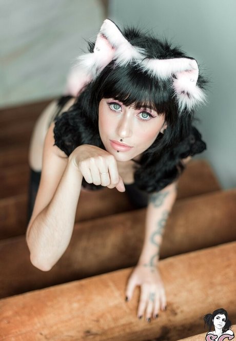 Felline SG nude actress picture