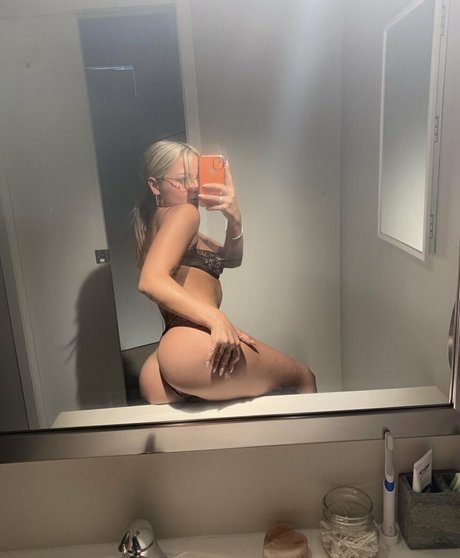 ellelovelyvip hot pornstar photo