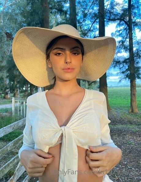 desire bunny model sexy img