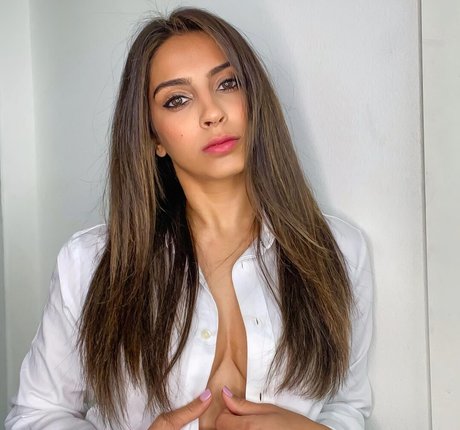 Simmi Singh free star photos