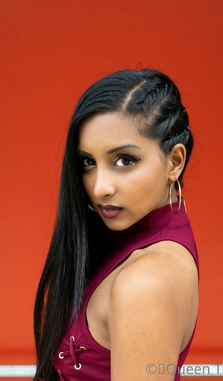 thequeentrish hot model pic