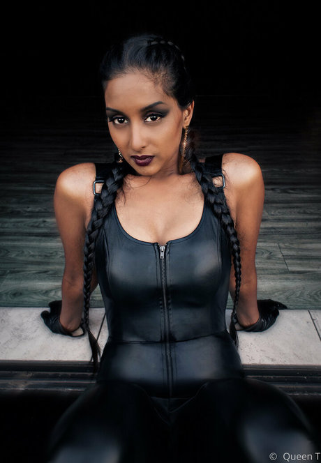 thequeentrish pornstar erotic photos