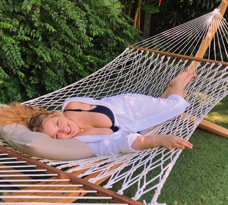 Amanda R sexy actress pic