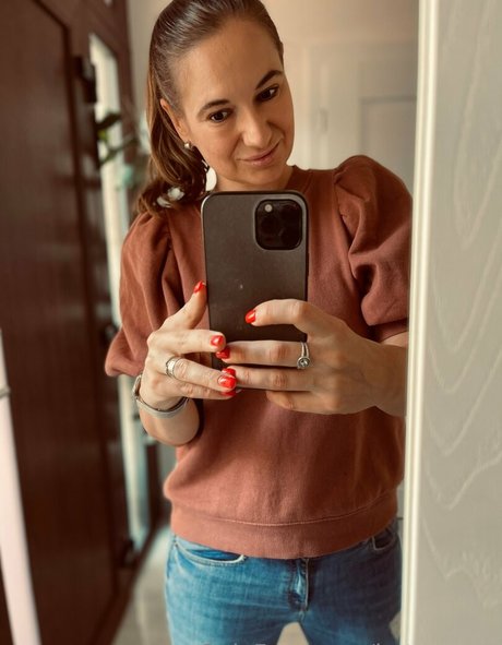 hotqueenr model hd pic