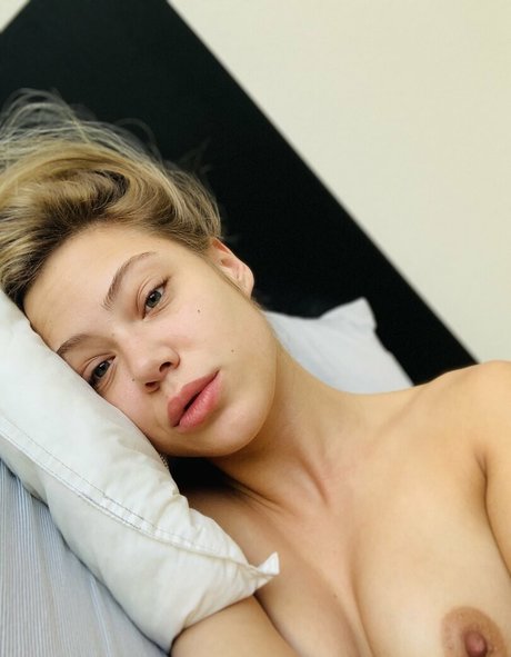 theaverycristy model top image