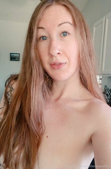 ellierowynfans star naked pic