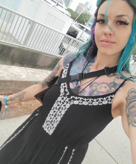 hollyborealis model high quality img