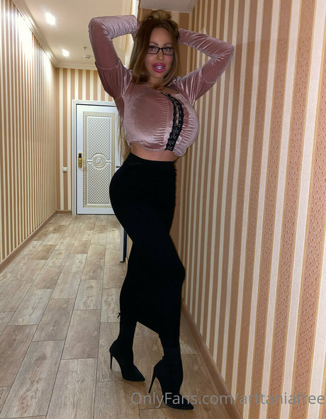 arttaniafree nice model image